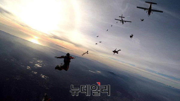 ▲ 스카이다이빙 중인 교관과 교육생들 ⓒChisholm Yong 페이스북