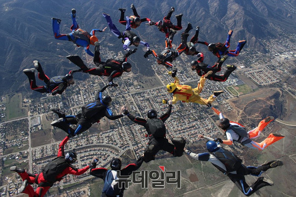 ▲ 스카이다이빙 중인 교관과 교육생들 ⓒChisholm Yong 페이스북