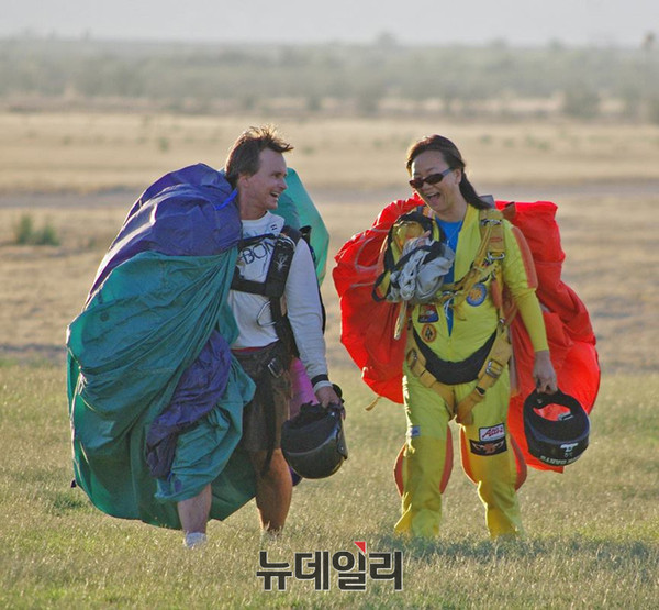 ▲ 착지후 대화중인 김영선 교관  ⓒChisholm Yong 페이스북