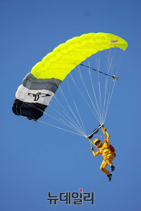 ▲ 낙하산으로 하강중인 김영선 교관  ⓒChisholm Yong 페이스북