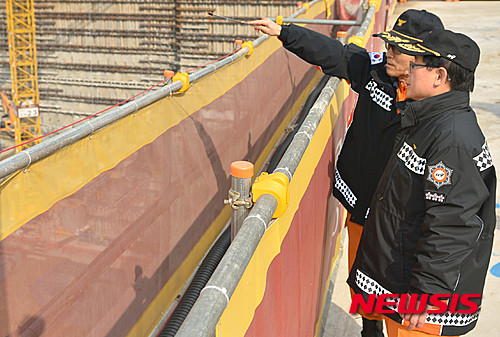 ▲ 서울소방재난본부 관계자들이 25일 오후 서울 금청구 독산동의 공사현장에서 해빙기를 맞아 붕괴 등의 사고가 발생하지 않도록 현장점검을 실시하고 있다. ⓒ뉴시스