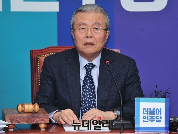 ▲ 더불어민주당 김종인 비상대책위 대표가 2일 '야권통합'을 제안하면서 논란을 빚고 있다. ⓒ뉴데일리 이종현 기자