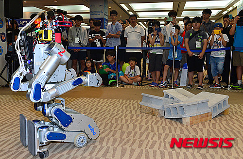▲ 인간형 로봇 휴보가 2015년 8월 12일 오후 서울 강남구 코엑스에서 열린 방위사업청 홍보대사 위촉식에서 장애물 극복 시연을 하고 있다. ⓒ뉴시스
