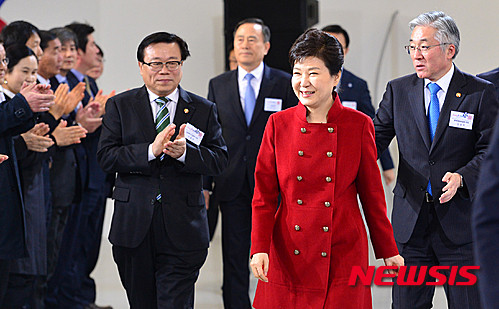 ▲ 박근혜 대통령이 2일 오후 한국문화 및 우수문화상품 전시회 개막식이 열린 서울 동대문디자인플라자(DDP)에 김종덕 문화체육관광부 장관, 이동필 농림축산식품부장관과 입장하고 있다. ⓒ뉴시스