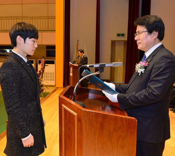 ▲ 이근규 제천시장(오른쪽)이 제천시 공무원에 특별임용된 대원대 허대범 졸업생에게 임용장을 전달하고 있다ⓒ제천시