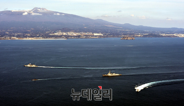 ▲ 2일 오전 제주 남방해역에서 제주민군복합항 준공 계기로 실시된 해양교통로 보호를 위한 훈련에 참가한 해군 전력들이 기동하는 모습. 사진 맨 좌측이 잠수함 박위함이고 항공기는 해상초계기인 P-3, 잠수함에 뒤이어 구축함인 문무대왕함(DDH-Ⅱ)(맨 위), 가운데가 이지스함인 서애류성룡함(DDG)(가운데), 유도탄 고속함 한문식함(PKG)(아래)ⓒ해군