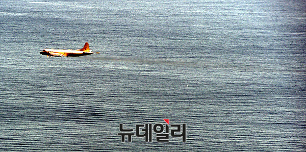 ▲ 22일 오전 제주 남방해역에서 제주민군복합항 준공 계기로 실시된 해양교통로 보호를 위한 훈련에 참가한 해상초계기 P-3가 비행하며 수중물체를 탐지하는 소노부이(SONOBUOY)를 투하하고 있다.ⓒ해군
