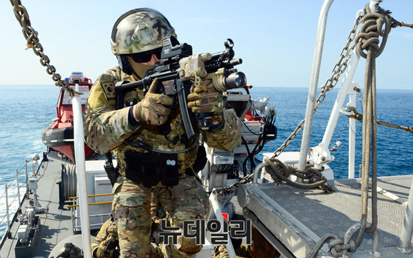 ▲ 2일 오전 제주 남방해역에서 실시된 해상기동훈련에서 승선검색요원들은 링스 헬기의 엄호를 받으며 고속단정을 이용해 대량살상무기 적재 의심 선박에 접근, 승선검색을 하고 있다.ⓒ해군