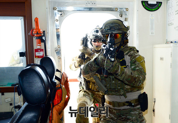 ▲ 2일 오전 제주 남방해역에서 실시된 해상기동훈련에서 승선검색요원들은 링스 헬기의 엄호를 받으며 고속단정을 이용해 대량살상무기 적재 의심 선박에 접근, 승선검색을 하고 있다.ⓒ해군