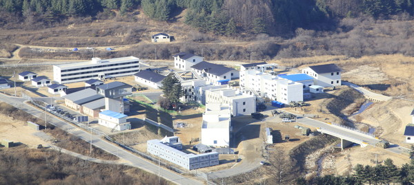 ▲ 새로운 도시지역전투를 준비하는 육군과학화전투훈련단(KCTC)-도시지역전투 중 건물지역전투 훈련이 가능한 전투훈련장 전경(출처 : 국방일보)