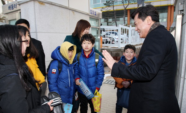 ▲ 김병우 충북도교육감이 2일 청주 중앙초등학교에서 등교하는 학생들을 맞으며 새학기를 시작했다.ⓒ충북도교육청