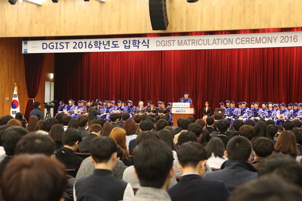 ▲ DGIST 2016학년도 신입생 입학식이 2일 오전 10시 대학본부에서 열린 가운데 신성철 총장이 환영사를 하고 있다.ⓒDGIST 제공