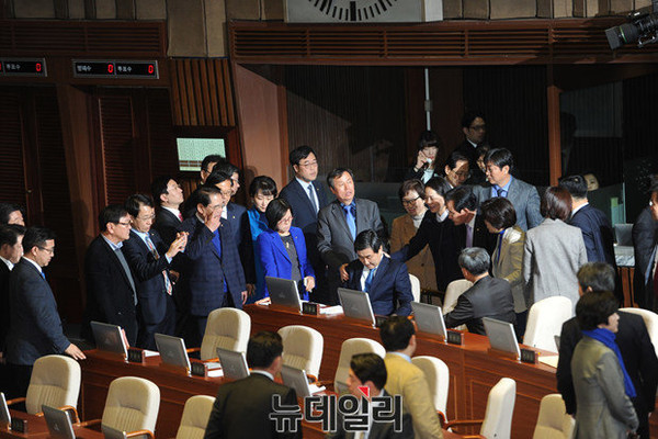 ▲ 2일 국회 본회의장 모습. 더불어민주당 의원들이 필리버스터를 마친 이종걸 원내대표를 격려하고 있다.ⓒ뉴데일리 정재훈 기자