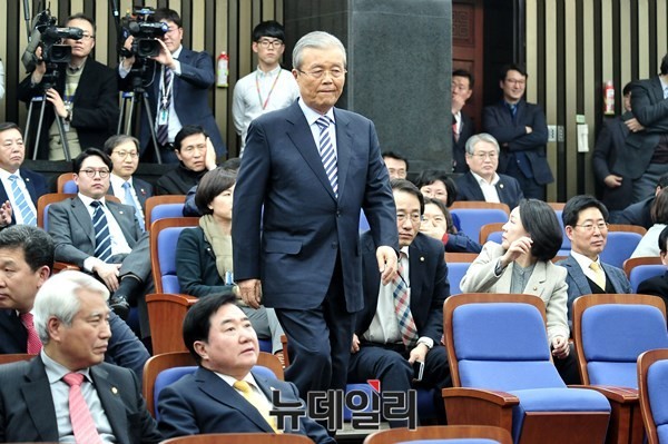 ▲ 의원총회에 참석하는 더불어민주당 김종인 대표.ⓒ이종현 기자