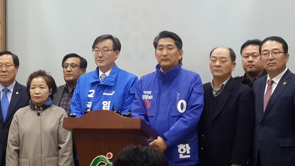 ▲ 더불어민주당 충북 중부3군(진천·음성·진천)의 임해종 예비후보와 남부 4군(괴산·보은·옥천·영동)의 이재한 예비후보가 3일 충북도청 브리핑룸에서 기자회견을 열고 “이번 선거구 통합의 책임은 현역의 경대수, 박덕흠 의원에게 있다”고 주장하고 있다.ⓒ김종혁 기자