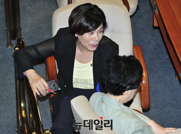 ▲ 더불어민주당 최민희 의원(위쪽) 한명숙 전 의원(아래쪽)과 이야기를 나누는 모습. 그는 지난 2일 선거구 획정안을 포함한 공직선거법 개정안을 표결하기 전 토론에 나섰다. ⓒ뉴데일리 이종현 기자