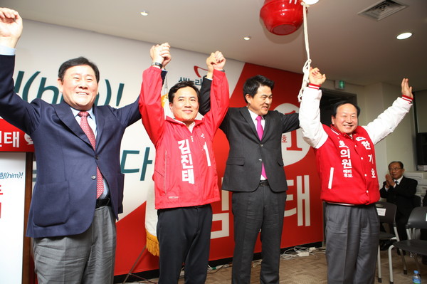 ▲ 새누리당 김진태 의원이 3일 강원도 춘천 중앙로터리 건물에서 최경환 전 부총리(왼쪽)와 김태호 최고위원, 한기호 의원등과 두 손을 맞잡고 선거사무소 개소식을 갖고 있다. ⓒ김진태 의원실