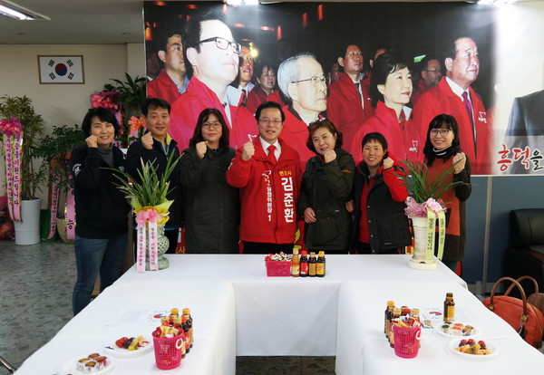 ▲ 김준환 새누리당 청주시 흥덕구 예비후보가 3일 선거사무소에서 국민생활체육 청주시탁구연합회 임원들과 간담회를 가졌다.ⓒ김준환 예비후보 사무소