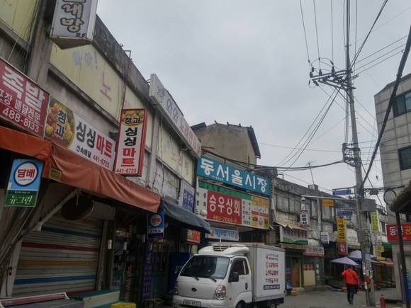 ▲ 천호1구역은 전통시장과 집창촌 등 낡은 상가들을 대거 포함하고 있다. 사진은 천호1구역에 있는 동서울시장 모습.ⓒ뉴데일리경제