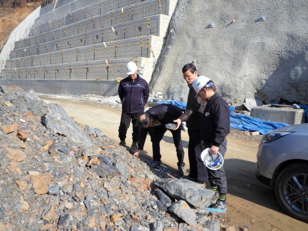 ▲ 사진은 대전국토관리청장 터널 갱구부 낙석 확인(영동~추풍령1)현장.ⓒ대전국토청