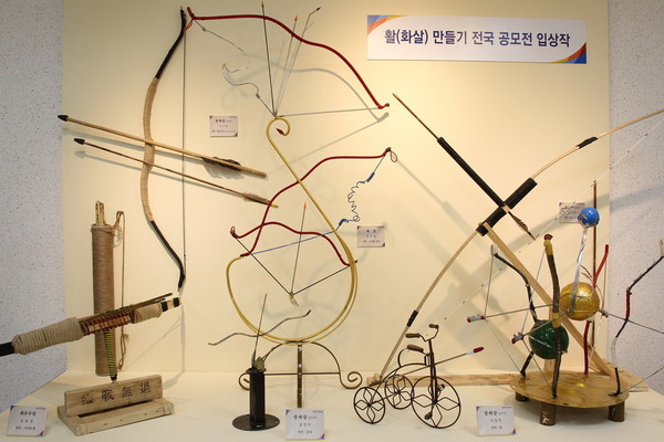 ▲ 예천세계 활 전시관에 전시된 작품 모습.ⓒ예천군 제공