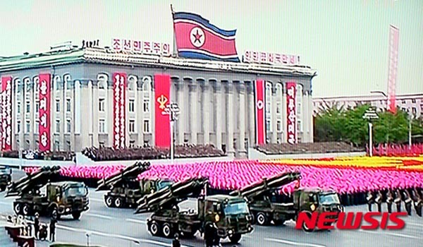 ▲ 북한이 2015년 10월 열병식에서 선보인 신형 방사포. ⓒ뉴시스. 무단전재 및 재배포 금지.