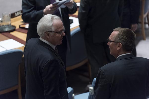 ▲ 지난 2일 오전 10시(현지시간) 유엔 안보리에서 대북제재 결의안 2270호를 만장일치로 채택한 뒤 이야기를 나누고 있는 비탈리 추르킨 유엔 주재 러시아 대사(왼쪽). ⓒ유엔 공개사진