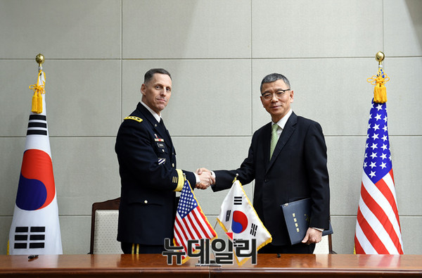 ▲ 류제승 국방부 정책실장과 토마스 밴달(Thomas S.Vandal) 주한미군사 참모장이 3월 4일 오전 국방부에서 주한미군의 THAAD 배치를 협의하기 위한 한미 공동실무단 구성 관련약정에 서명하고 있다.ⓒ국방부