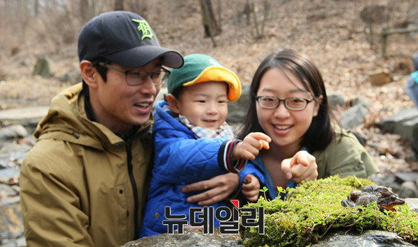 ▲ 한 가족이 개구리를 관찰하고 있다. ⓒ서울대공원 제공