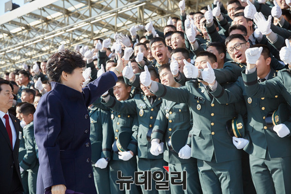 ▲ 지난해 장교 합동임관식에 참석한 박근혜 대통령이 임관장교들을 응원하고 있다. ⓒ뉴데일리
