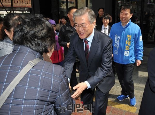 ▲ 더불어민주당 문재인 전 대표가 지난해 4·29 서울 관악을 보궐선거에 출마한 정태호 후보의 지원을 위해 신림동 고시촌을 방문한 모습. 문재인 전 대표가 유권자와 접촉하고 있는 가운데 뒷쪽에 서 있는 파란 잠바의 인물이 정태호 후보다. ⓒ뉴데일리 이종현 기자