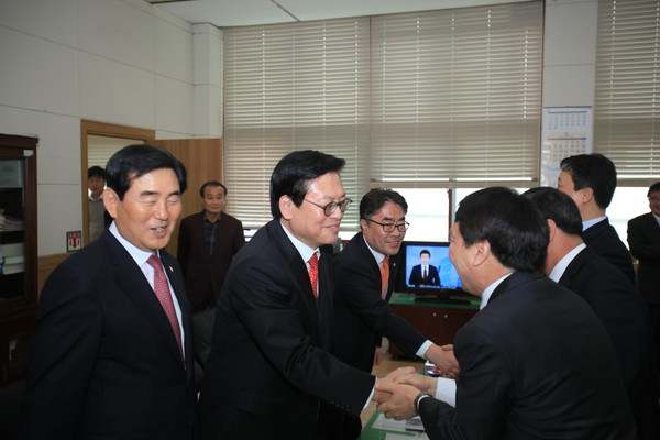 ▲ 정우택 새누리당 국회의원이 4일 임시회가 열리는 청주시의회를 방문했다.ⓒ정우택 의원 사무소