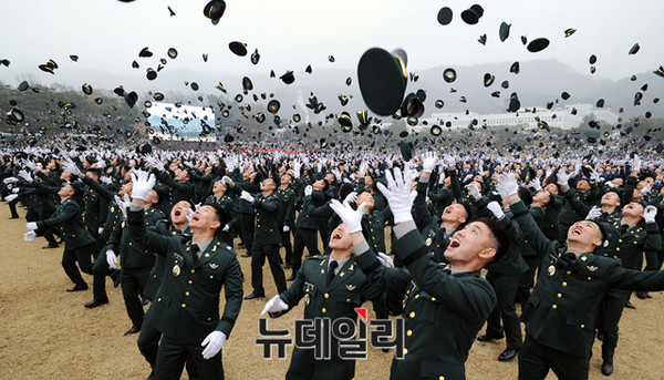 ▲ 4일 오후 충남 계룡대 연병장에서 열린 2016년 장교 합동 임관식에서 임관 장교들이 환호하고 있다. ⓒ국방부