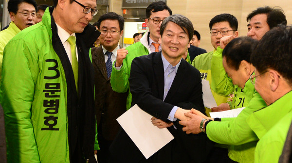 ▲ 국민의당 안철수 대표와 문병호 의원이 4일 저녁 서울 마포 당사에서 야권통합 논의를 반대하는 국민의당 예비후보들의 연호를 받고 있다. 이날 야권통합 논의에 대한 당의 입장을 결정하는 최고위원·국회의원 연석회의가 소집되자, 국민의당 예비후보들은 대거 상경해 야권통합에 반대하는 시위를 벌였다. ⓒ뉴시스 사진DB