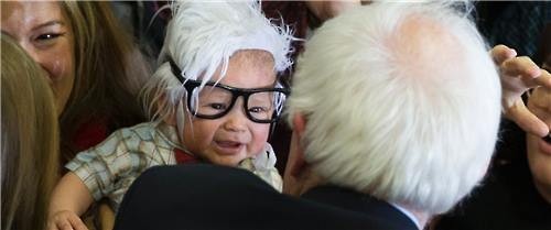 ▲ 샌더스 후보와 '닮은 꼴'로 화제가 되었던 4살 어린이가 돌연사 하여 또 화제가 되었다. 사진은 닮은 꼴 아이를 안아주는 샌더스.(연합뉴스)