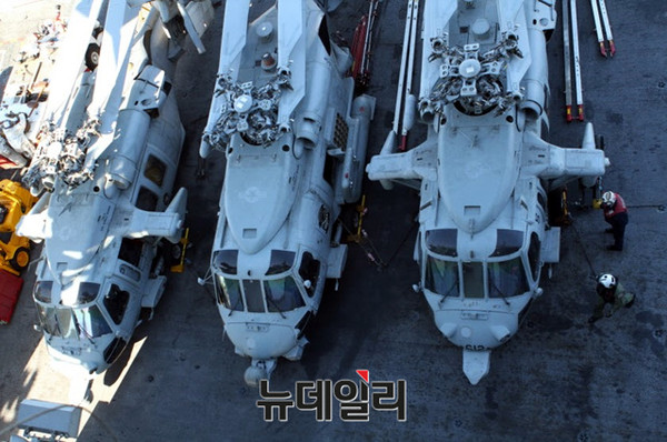 ▲ 항공모함 레이건호에 탑재된 MH-60R 대잠헬기(가운데).ⓒ뉴데일리 순정우 기자