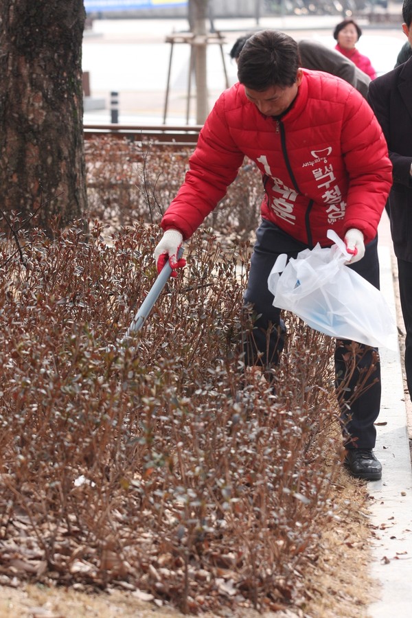 ▲ 이태훈 후보가 5일 와룡산 일대에서 환경미화운동을 하며 '클린선거 운동'을 다짐했다.ⓒ이태훈 후보 제공