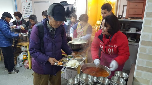 ▲ 이인선 후보가 4일 대구 중구 자비원을 찾아 급식활동을 펼치고 있다.ⓒ이인선 후보 제공