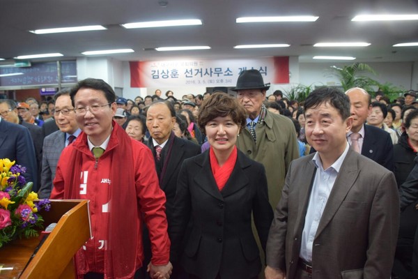 대구 서구 김상훈 예비후보(앞줄 제일 왼쪽)가 지난 5일 선거사무소 개소식을 갖고 참석자들과 자리를 함께하고 있다.ⓒ김 후보 측 제공