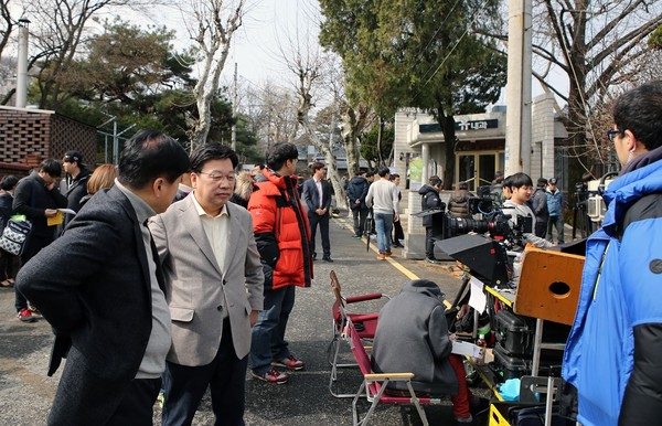 ▲ 권선택 대전시장이 드라마 촬영현장을 찾아 관계자들을 위로 격려하고 있다.ⓒ대전시