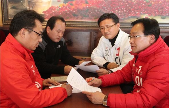 ▲ 20대 총선 오산시에 출마한 새누리당 이권재(오른쪽부터), 이윤진, 이춘성, 한현구 예비후보.ⓒ새누리당 오산 예비후보 일동