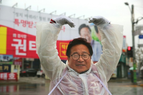 ▲ 권태호 새누리당 청주 청원구 예비후보가 빗길인사를 펼치고 있다.ⓒ권태호 예비후보 사무소