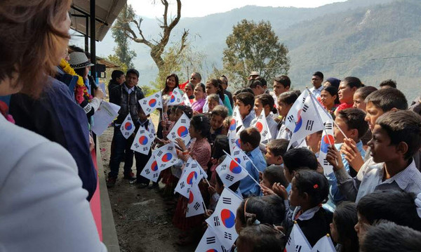 ▲ 네팔 신두발촉 떠우떠리 칩이가응초등학교 준공식에 태극기를 들고 참석한 마을주민과 학생들ⓒ제천지속가능발전협의회