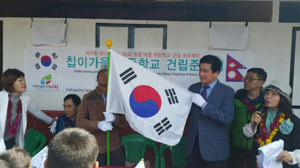 ▲ 박종철 회장(오른쭉 세번째)이 마을주민들과 준공식을 갖고 있는 모습ⓒ제천지속가능발전협의회