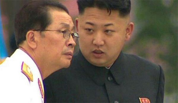 ▲ "고모부, 쟤네들이 진짜 우리 참수하지는 않겠죠?" 최근 北선전매체이 연일 한국과 미국을 향해 협박을 해대고 있다. 어쩌면 김정은이 공포에 질리다 못해 정신이 나간 건지 모른다. 사진은 장성택과 김정은의 생전(?) 모습. ⓒ北선전매체 화면캡쳐