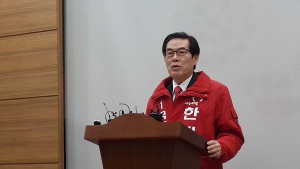 ▲ 한대수 새누리당 청주 서원구 예비후보가 7일 왜곡된 여론조사에 대한 철저한 조사를 촉구하고 있다.ⓒ김종혁 기자