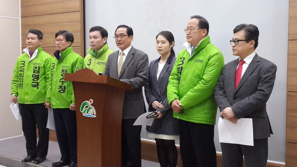 ▲ 국민의당 충북 예비후보들이 7일 충북도청 브리핑룸에서 기자회견을 열고 더불어민주당과의 야권통합에 반대한다고 밝히고 있다.ⓒ김종혁 기자