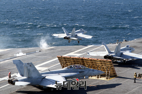 ▲ 미 핵항모에서 슈퍼호넷 전투기가 이함하고 있다.(자료사진)ⓒ뉴데일리 순정우 기자