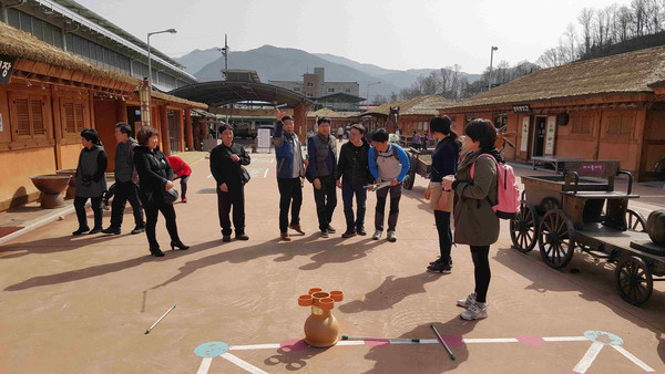 ▲ 문경시 아자개시장을 방문한 관광객들의 모습. ⓒ문경시 제공