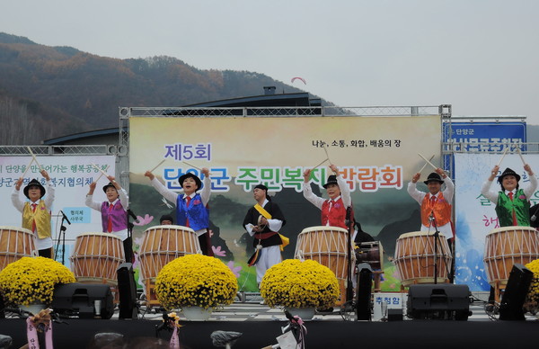 ▲ 지난해 단양군 주민복지박람회에 참석한 회원들이 공연을 펼친 모습ⓒ단양군